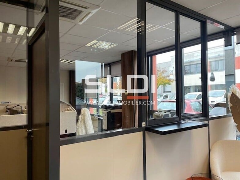 Light Industrial in Décines-Charpieu for sale - Interior Photo - Image 2 of 11