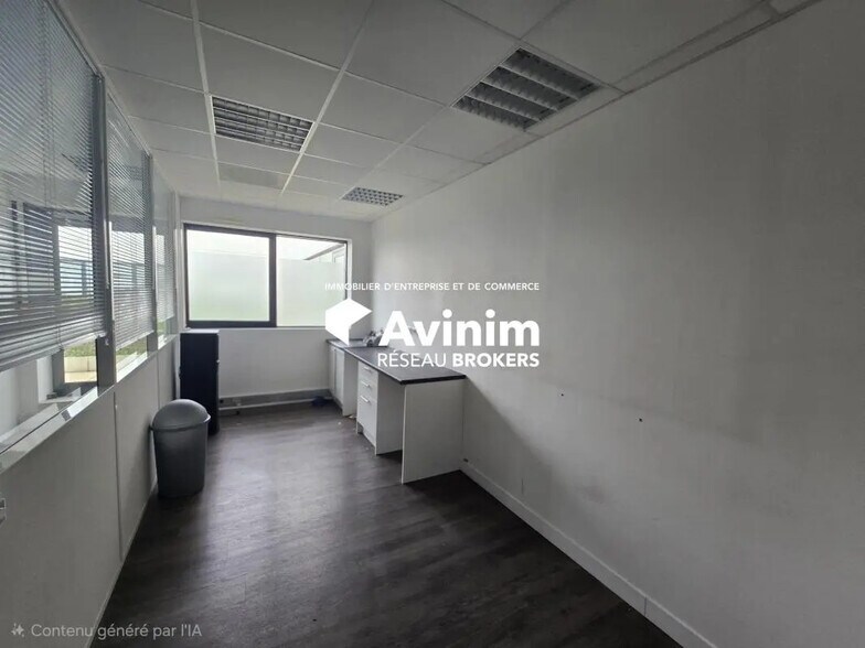 Office in Cergy to rent - Interior Photo - Image 2 of 2