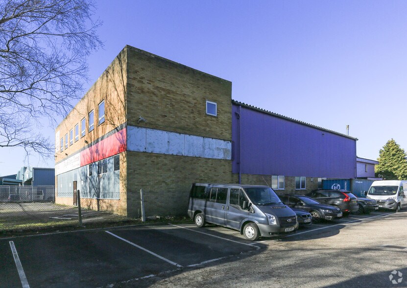 6 Invincible Rd, Farnborough for sale - Primary Photo - Image 1 of 1