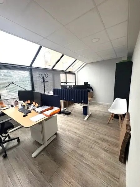 Office in Champagne-au-Mont-d'Or to rent Interior Photo- Image 1 of 6