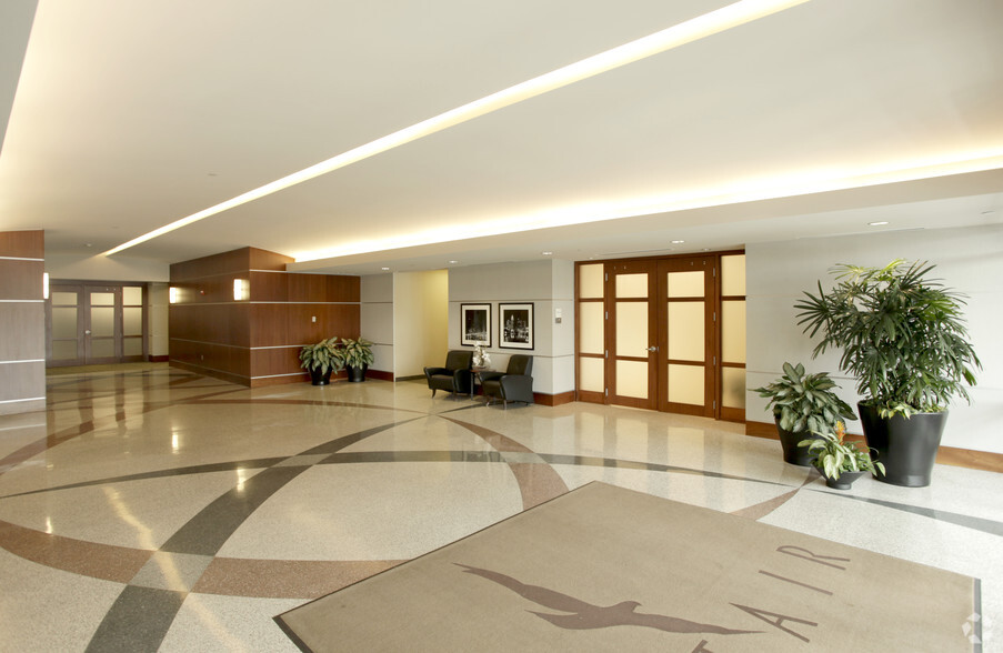 600 N Cleveland Ave, Westerville, OH for sale - Lobby - Image 1 of 1