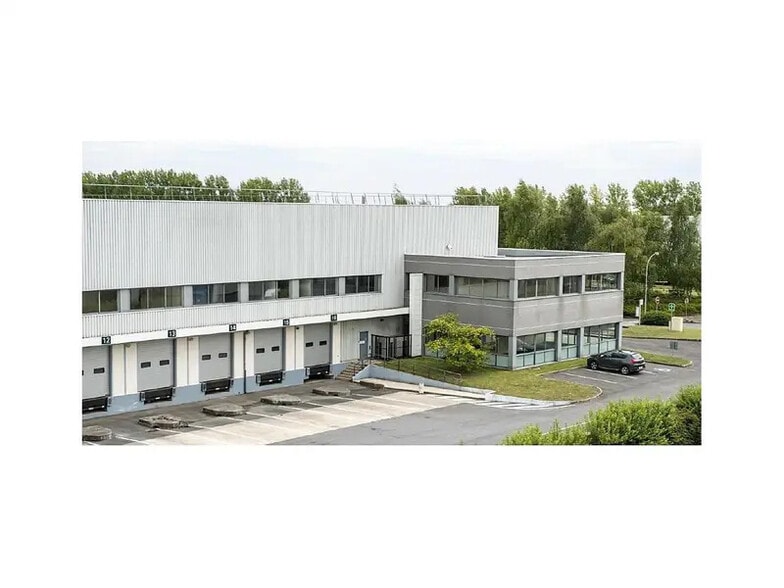 Industrial in Compans to rent - Building Photo - Image 1 of 6