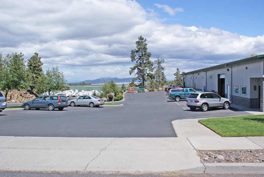 20671 High Desert Ln, Bend, OR for rent - Building Photo - Image 2 of 8