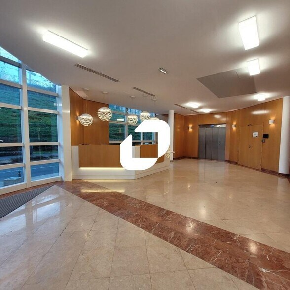 Office in Issy-les-Moulineaux to rent - Lobby - Image 2 of 10