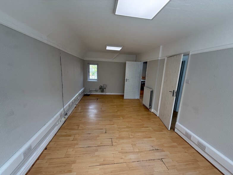 59-61 Woodside Rd, Amersham to rent - Building Photo - Image 2 of 7