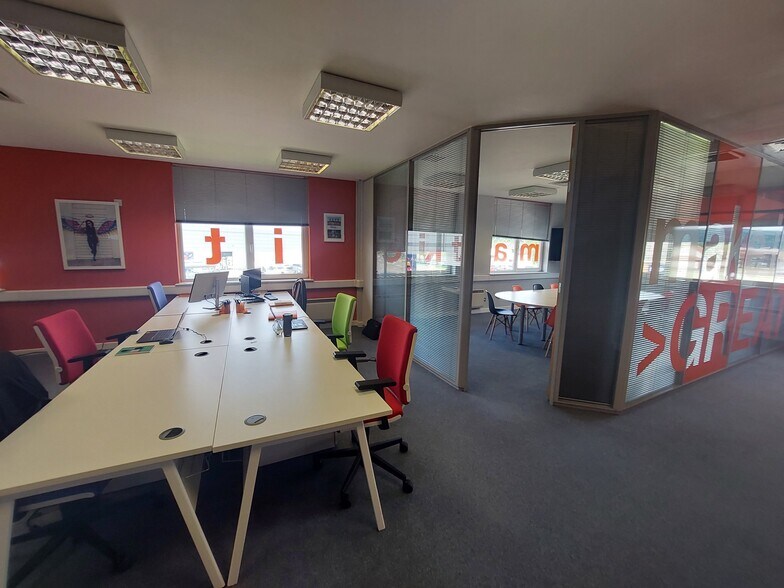 Players Rd, Stirling to rent - Building Photo - Image 2 of 3