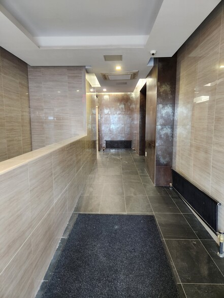 885 Flatbush Ave, Brooklyn, NY for rent - Lobby - Image 2 of 3