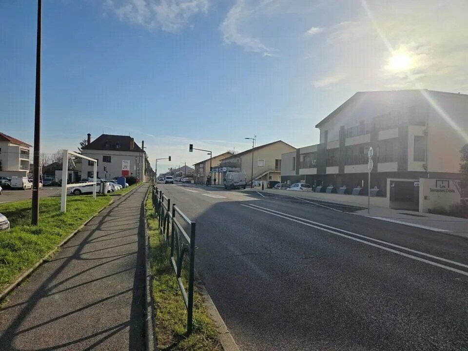 Retail in Saint-Bonnet-de-Mure for sale Building Photo- Image 1 of 8