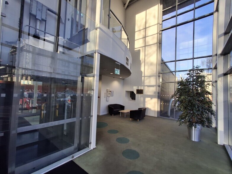 Epinal Way, Loughborough to rent - Interior Photo - Image 2 of 5