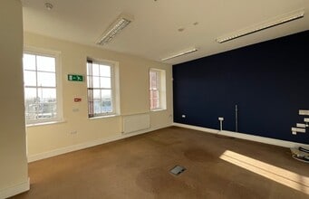 Dean Clarke Gardens, Exeter to rent Interior Photo- Image 2 of 2