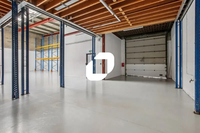 10 Rue Jacques Robert, Le Thillay to rent - Interior Photo - Image 3 of 13