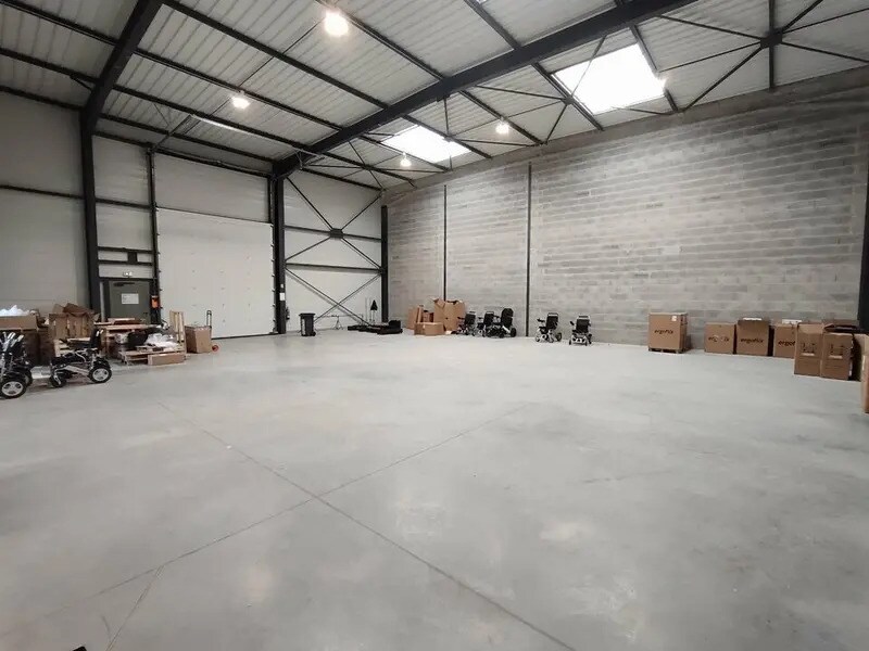 Light Industrial in Chassieu to rent Building Photo- Image 1 of 9