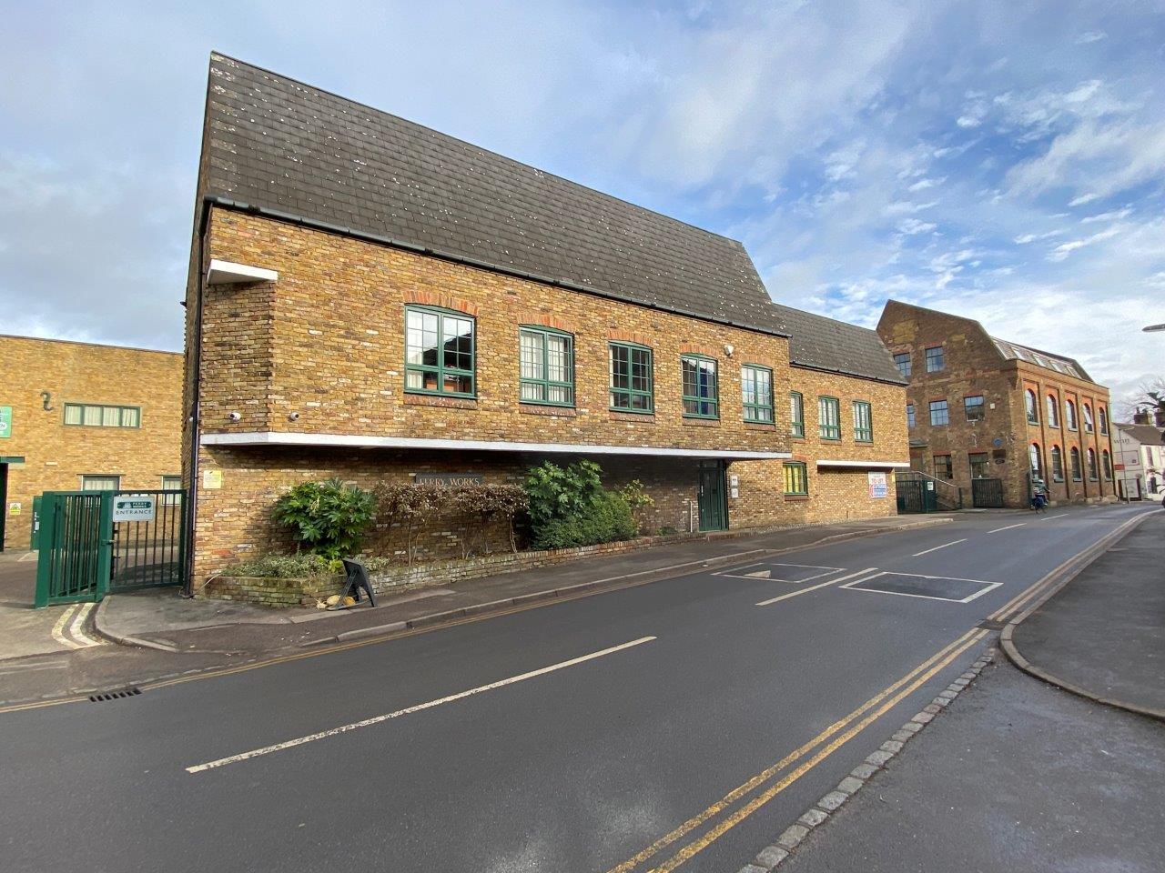 Summer Rd, Thames Ditton to rent Primary Photo- Image 1 of 2