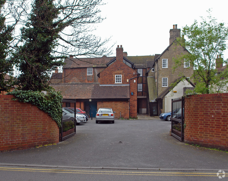 3-5 Market Sq, Leighton Buzzard for rent - Building Photo - Image 3 of 5