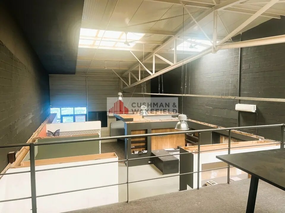 Location Commerce 250 m² - Photo 1