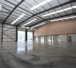Kites Croft Business Park, Fareham to rent Interior Photo- Image 1 of 3