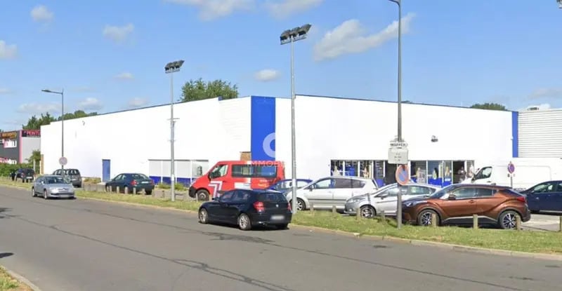 Retail in Savigny-le-Temple to rent Building Photo- Image 1 of 4