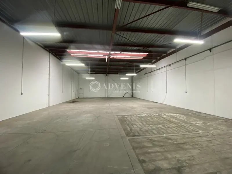 Light Industrial in Buc to rent Interior Photo- Image 1 of 7