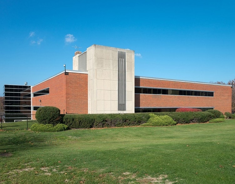 24701 Euclid Ave, Euclid, OH to rent - Building Photo - Image 3 of 9