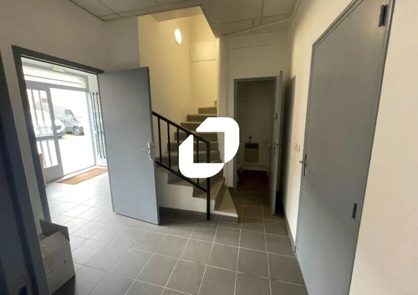 Light Industrial in Émerainville to rent - Interior Photo - Image 2 of 5