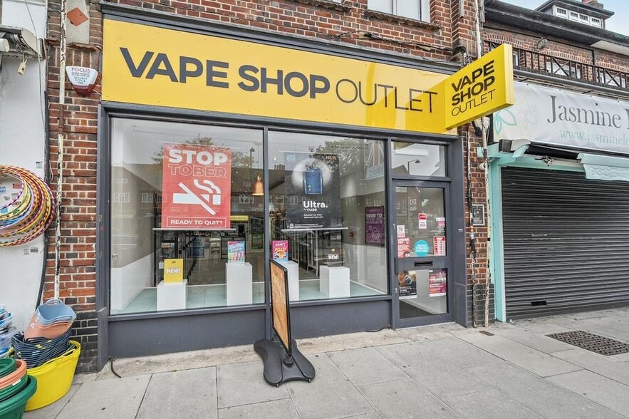 161 Field End Rd, Pinner to rent - Building Photo - Image 3 of 9