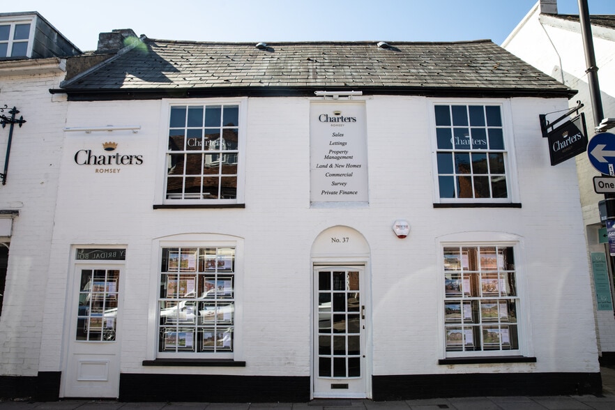 37 The Hundred, Romsey for sale - Primary Photo - Image 1 of 1