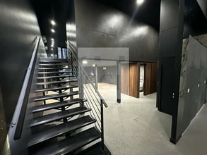 Retail in Lyon to rent Interior Photo- Image 2 of 7