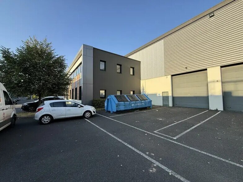 Light Industrial in Villeneuve-la-Garenne to rent - Building Photo - Image 2 of 8