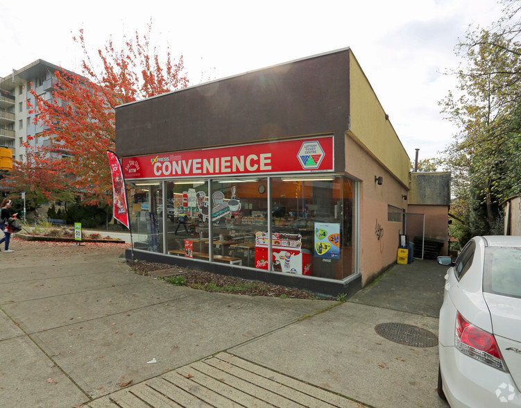 751 Lonsdale Av, North Vancouver, BC for sale - Building Photo - Image 3 of 4