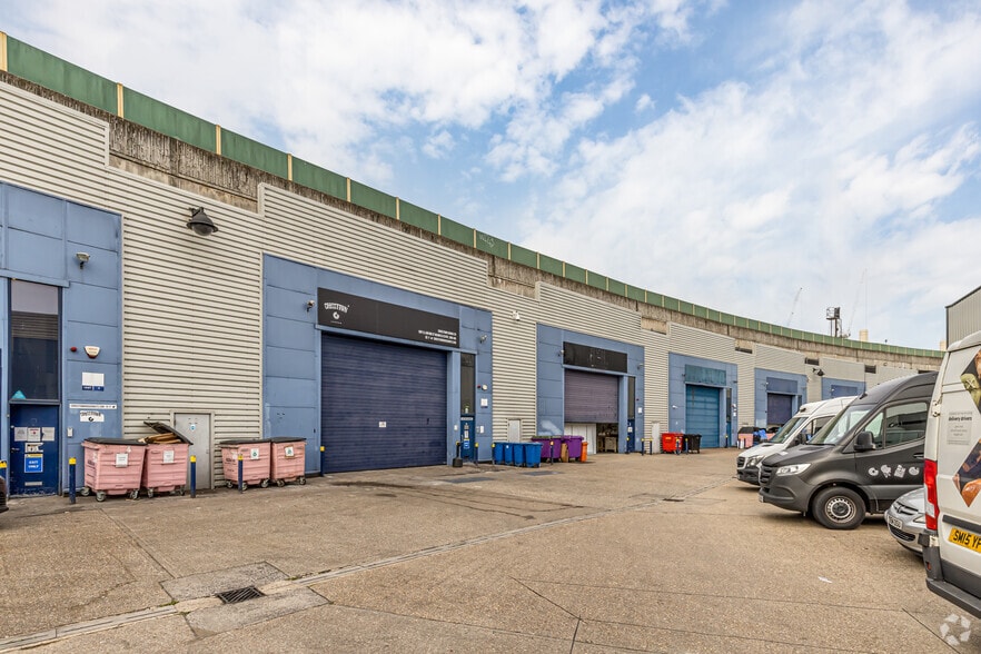 Linford St, London to rent - Building Photo - Image 2 of 19