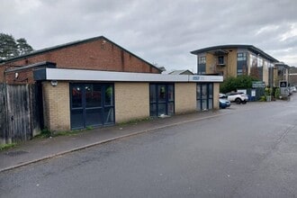 Lyndhurst Road, Sunninghill to rent Building Photo- Image 1 of 10