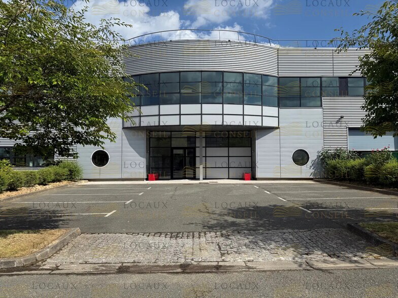 Light Industrial in Élancourt to rent - Building Photo - Image 1 of 9