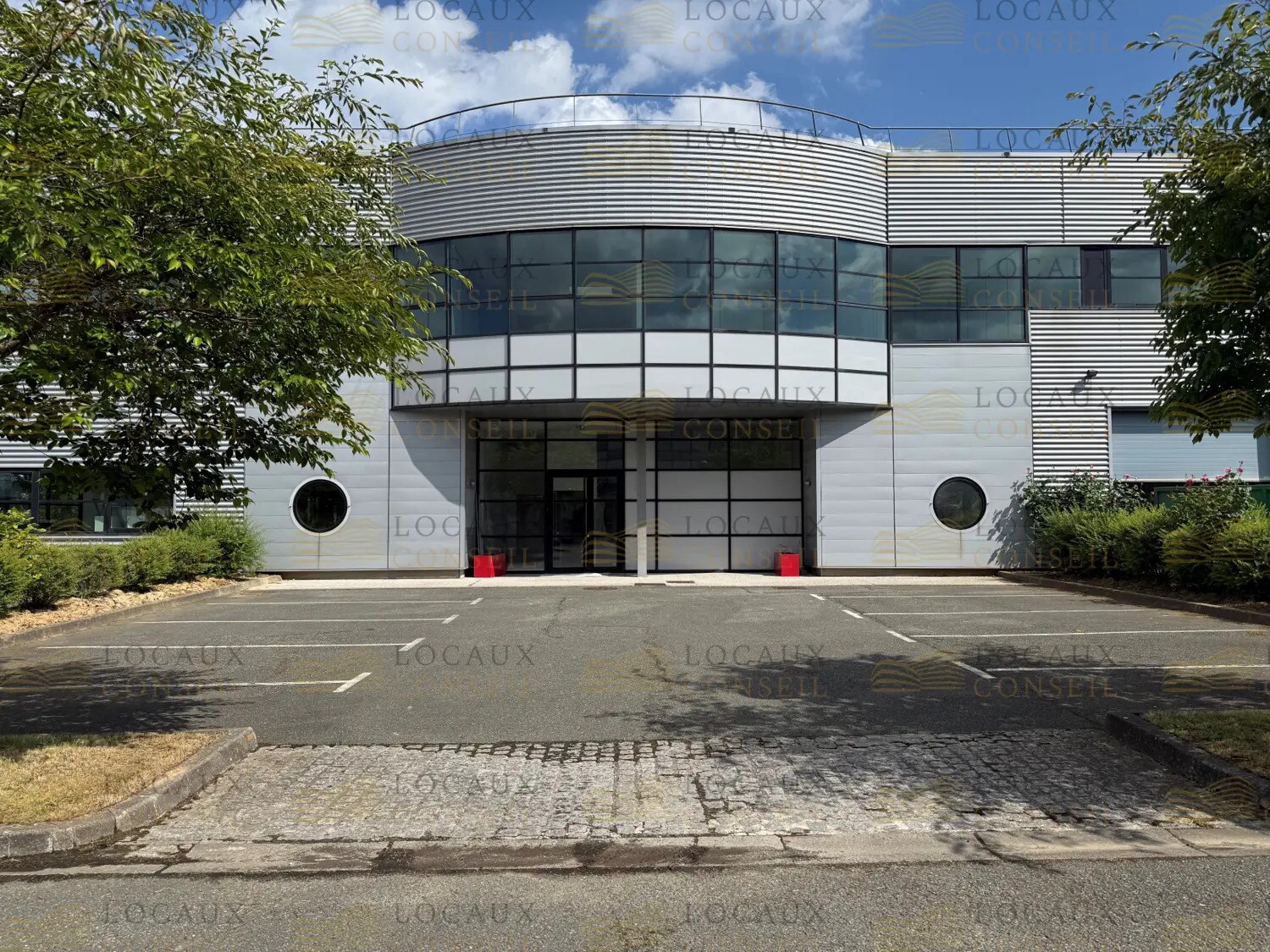 Light Industrial in Élancourt to rent Building Photo- Image 1 of 10