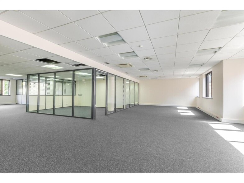 7-9 Rue Auguste Gervais, Issy-les-Moulineaux to rent - Interior Photo - Image 3 of 13