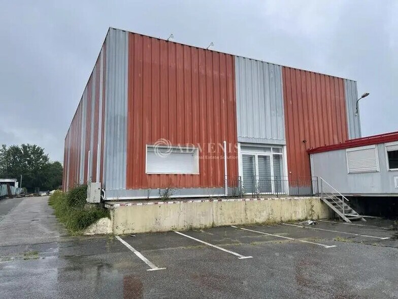 Light Industrial in Coignières to rent - Building Photo - Image 2 of 5