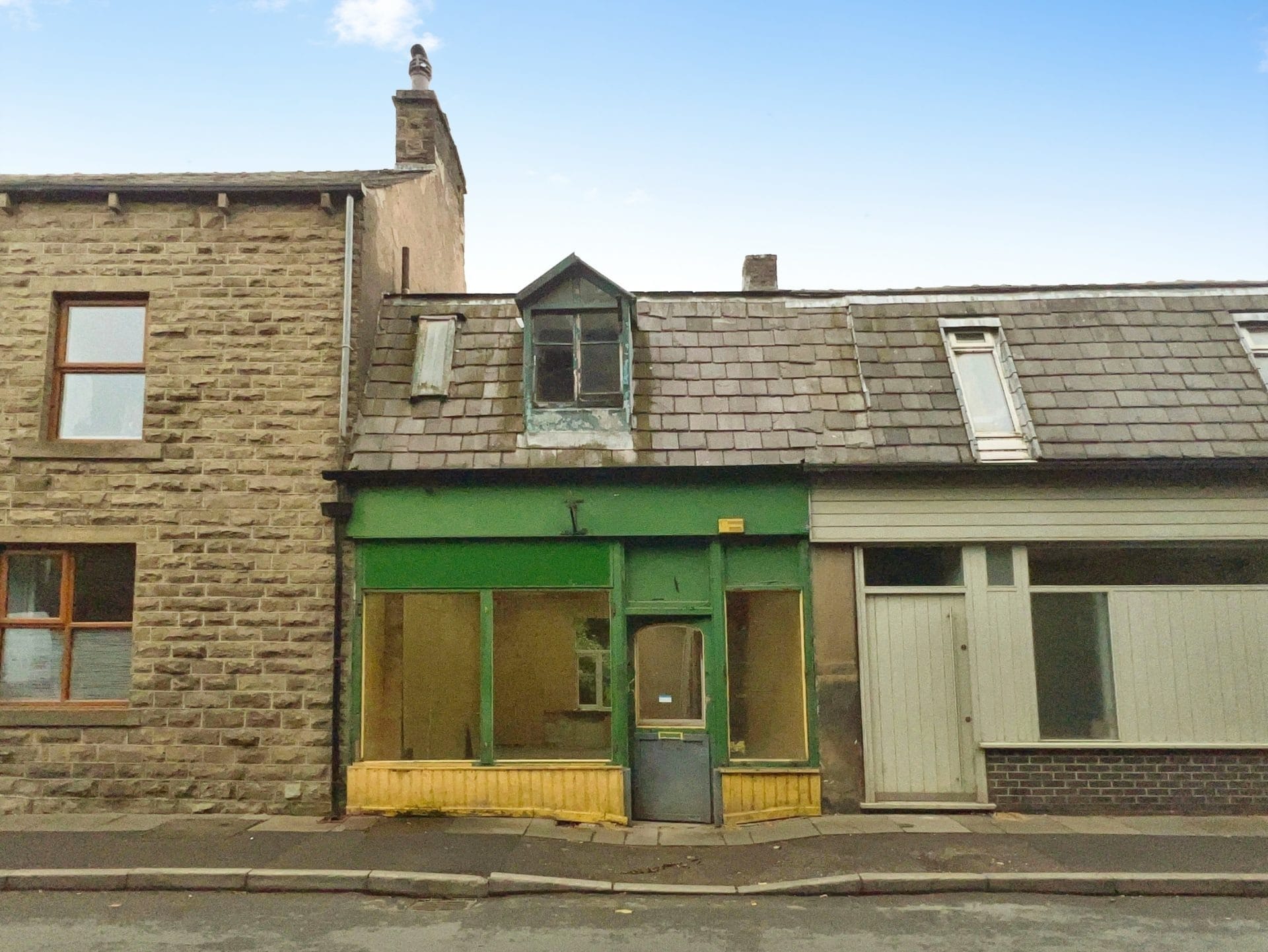 143A Burnley Rd E, Rossendale to rent Primary Photo- Image 1 of 2
