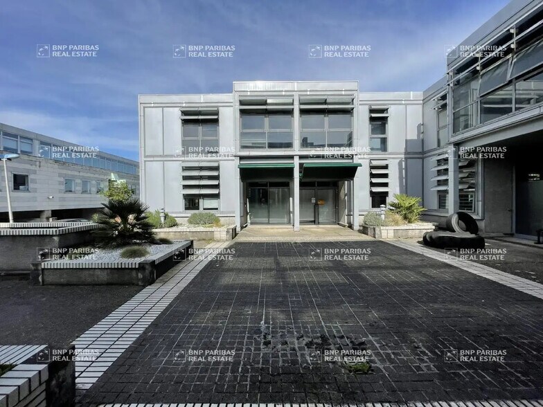 Light Industrial in Sucy-en-Brie to rent - Building Photo - Image 2 of 4