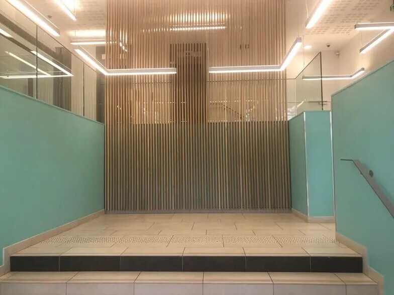 Office in Charenton-le-Pont to rent - Building Photo - Image 2 of 28