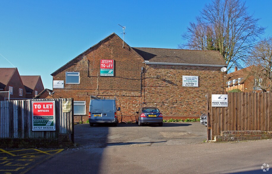 Holywell Hl, St Albans to rent - Building Photo - Image 2 of 2