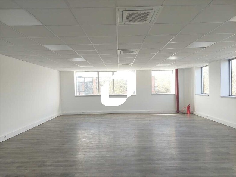 130 H Avenue Joseph Kessel, Voisins-le-Bretonneux to rent - Interior Photo - Image 2 of 21