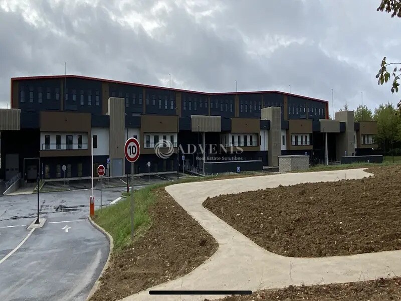 Industrial in Élancourt to rent Building Photo- Image 1 of 10