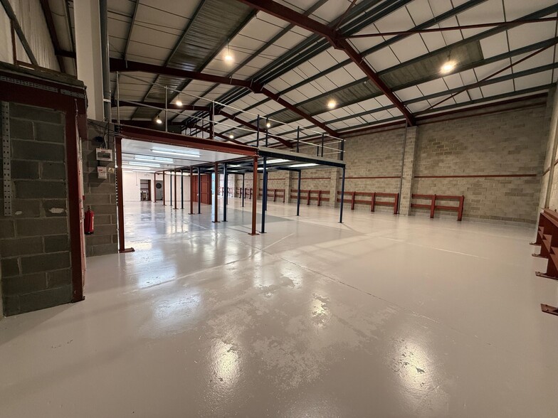 8 David Rd, Slough to rent - Building Photo - Image 2 of 17