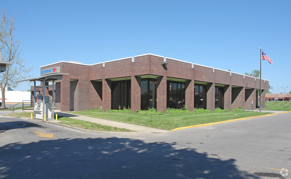 8750 Blue Ridge Blvd, Kansas City, MO for rent - Primary Photo - Image 1 of 2