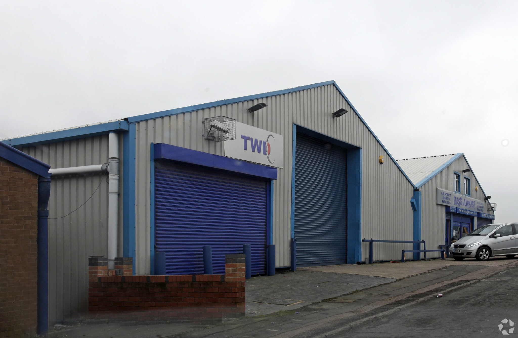 Phoenix Rd, Wolverhampton to rent Building Photo- Image 1 of 3