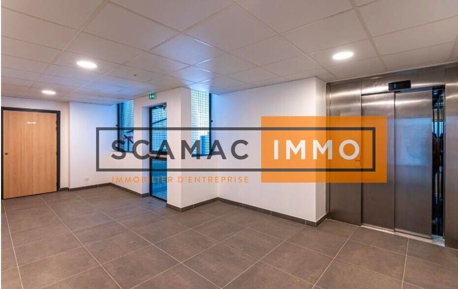 Industrial in Colombes to rent - Lobby - Image 3 of 13