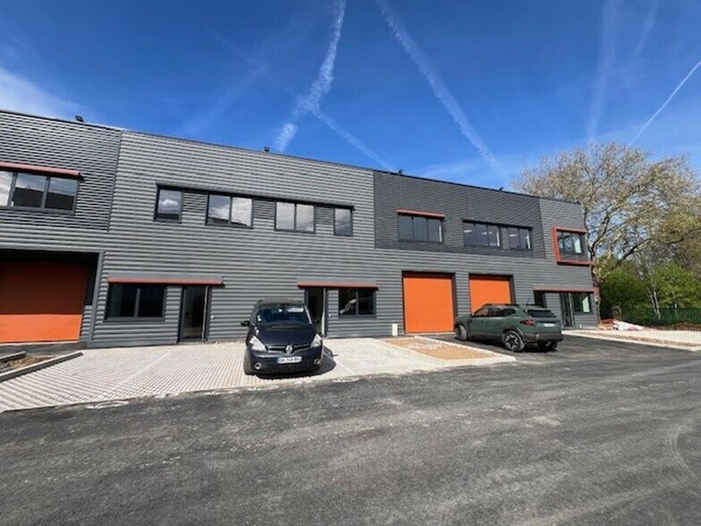161 Rue De La Minière, Buc for sale - Building Photo - Image 2 of 7