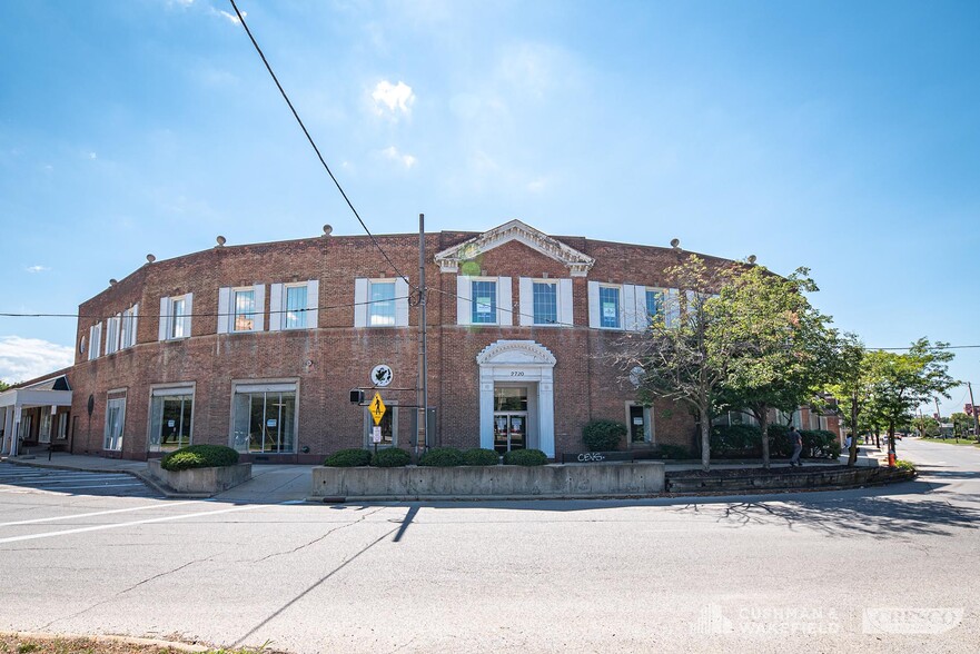 2720 Van Aken Blvd, Cleveland, OH for rent - Primary Photo - Image 1 of 18