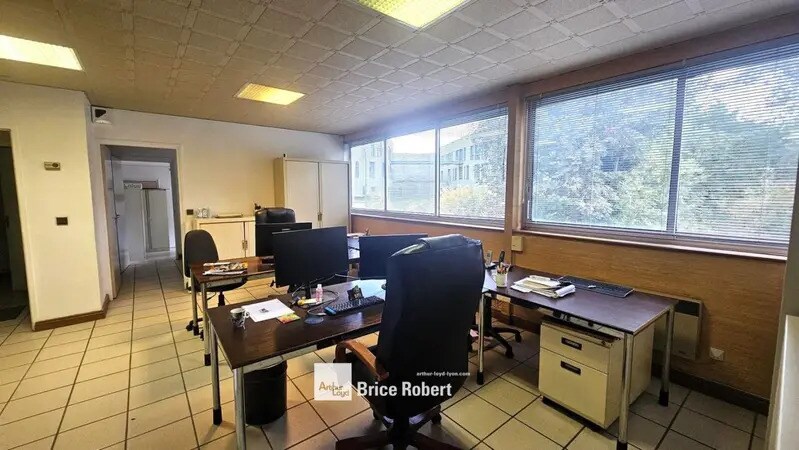 24 Rue Des Aulnes, Limonest to rent - Interior Photo - Image 3 of 4