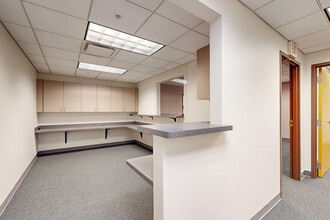 215 10th St, Des Moines, IA to rent Interior Photo- Image 2 of 6