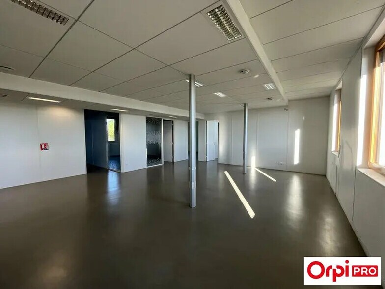 Office in Saint-Priest to rent - Building Photo - Image 3 of 10